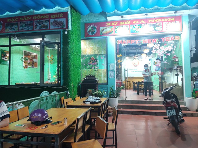 Hàng loạt nhà hàng, quán bia ở Hà Nội dọn dẹp bàn ghế, treo biển tạm dừng phục vụ để chống dịch COVID-19 - Ảnh 12.