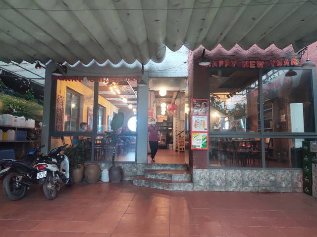 Hàng loạt nhà hàng, quán bia ở Hà Nội dọn dẹp bàn ghế, treo biển tạm dừng phục vụ để chống dịch COVID-19 - Ảnh 3.