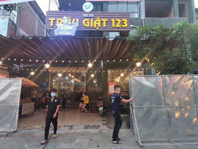 Hàng loạt nhà hàng, quán bia ở Hà Nội dọn dẹp bàn ghế, treo biển tạm dừng phục vụ để chống dịch COVID-19 - Ảnh 5.
