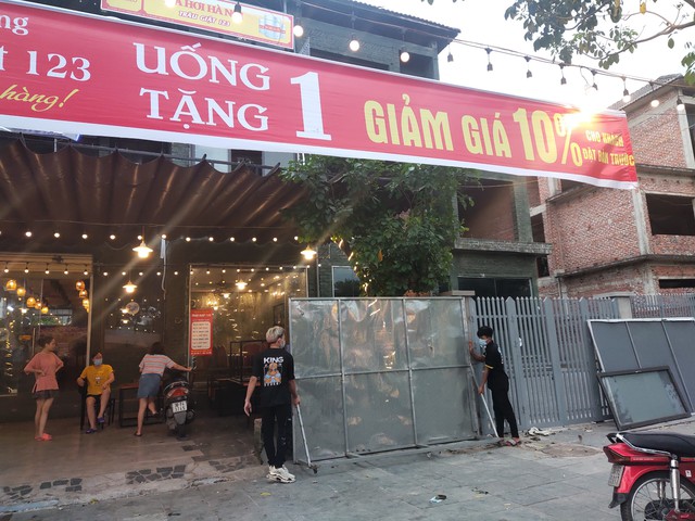 Hàng loạt nhà hàng, quán bia ở Hà Nội dọn dẹp bàn ghế, treo biển tạm dừng phục vụ để chống dịch COVID-19 - Ảnh 7.