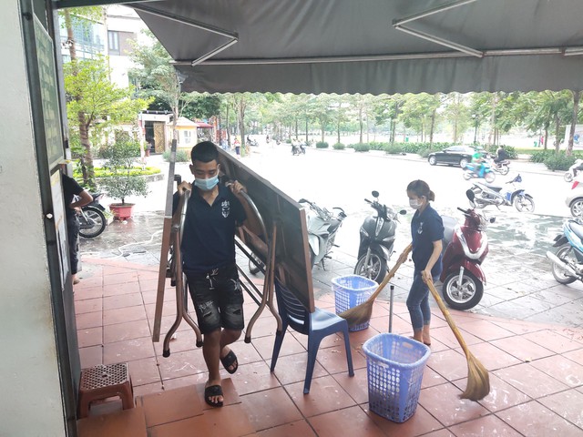 Hàng loạt nhà hàng, quán bia ở Hà Nội dọn dẹp bàn ghế, treo biển tạm dừng phục vụ để chống dịch COVID-19 - Ảnh 10.