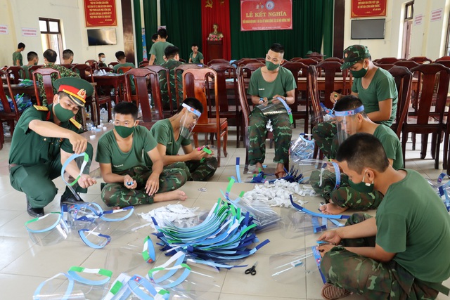 Thừa Thiên – Huế: Bộ đội làm hàng ngàn tấm chắn giọt bắn hỗ trợ lực lượng tuyến đầu chống dịch - Ảnh 4.