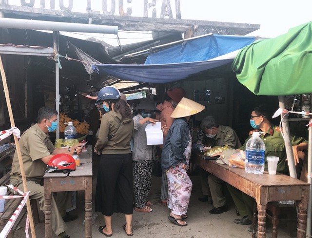Địa phương đầu tiên ở Thừa Thiên - Huế phát phiếu đi chợ cho người dân - Ảnh 5.