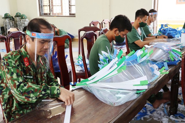 Thừa Thiên – Huế: Bộ đội làm hàng ngàn tấm chắn giọt bắn hỗ trợ lực lượng tuyến đầu chống dịch - Ảnh 3.