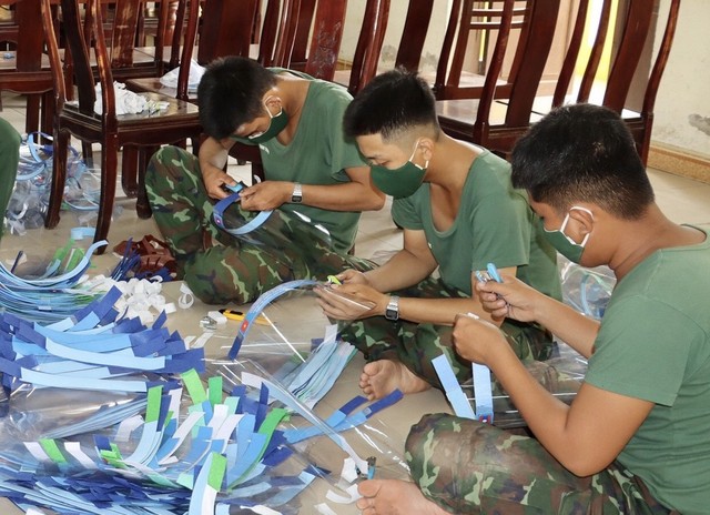 Thừa Thiên – Huế: Bộ đội làm hàng ngàn tấm chắn giọt bắn hỗ trợ lực lượng tuyến đầu chống dịch - Ảnh 5.
