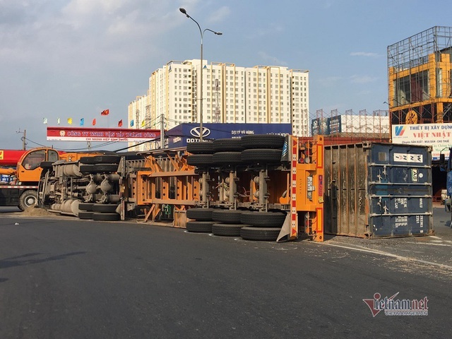 Lật xe container giữa vòng xoay, cửa ngõ Sài Gòn tê liệt - Ảnh 2.