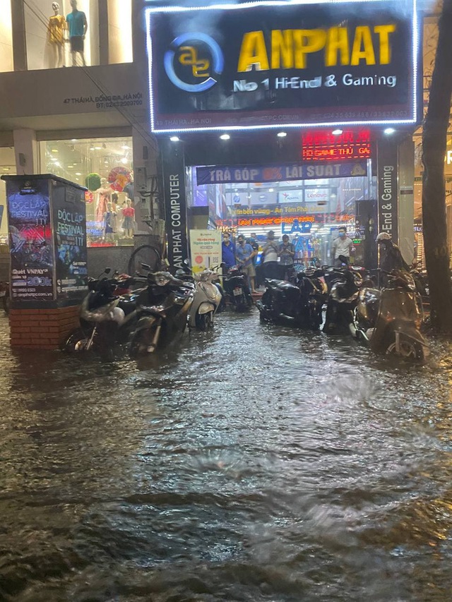 Mưa dông gió giật kèm sấm chớp kinh hoàng ập xuống giờ tan tầm, Hà Nội ngập khắp các tuyến đường - Ảnh 8.