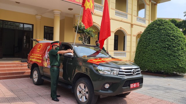 Bộ đội vào tận vùng dịch tuyên truyền phòng chống COVID-19 và công tác chuẩn bị bầu cử - Ảnh 3.