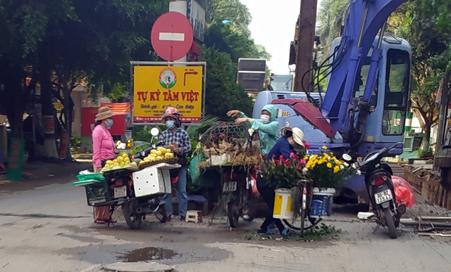 Chợ cóc vẫn hoạt động rầm rộ sau khi Hà Nội ban hành lệnh cấm để chống dịch COVID-19 - Ảnh 9.