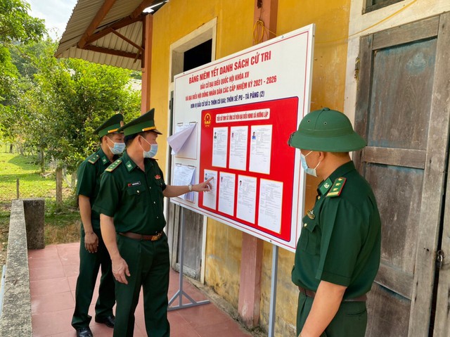 Bộ đội Biên phòng Quảng Trị vừa căng mình chống dịch, vừa tuyên truyền bầu cử ở biên giới - Ảnh 13.