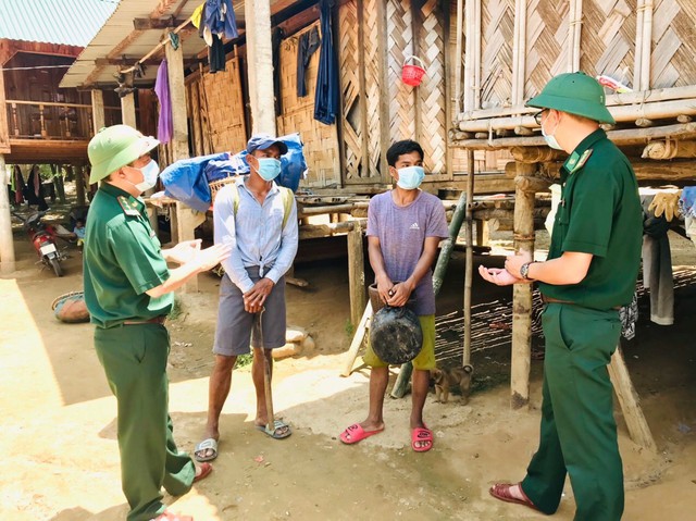 Bộ đội Biên phòng Quảng Trị vừa căng mình chống dịch, vừa tuyên truyền bầu cử ở biên giới - Ảnh 6.