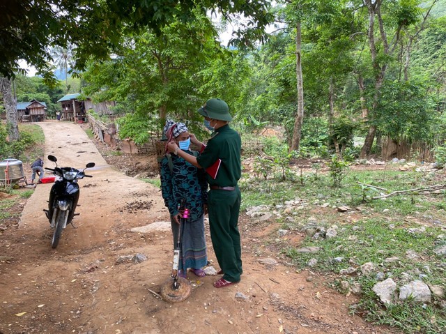 Bộ đội Biên phòng Quảng Trị vừa căng mình chống dịch, vừa tuyên truyền bầu cử ở biên giới - Ảnh 7.