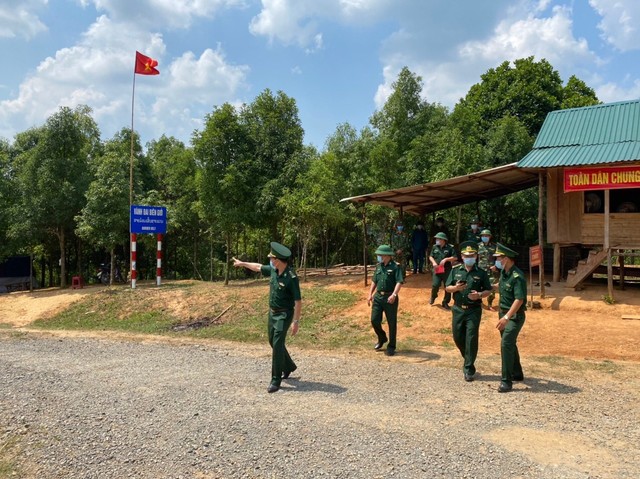 Bộ đội Biên phòng Quảng Trị vừa căng mình chống dịch, vừa tuyên truyền bầu cử ở biên giới - Ảnh 5.