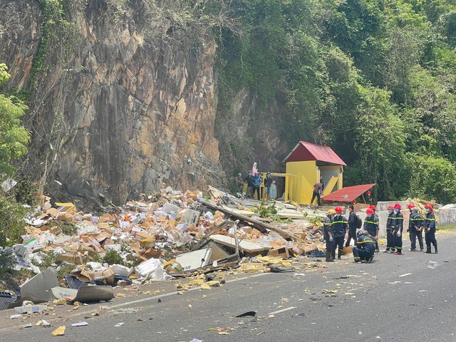 Xe tải mất lái lao vào vách núi ở đèo Cù Mông, 2 người tử vong - Ảnh 2.