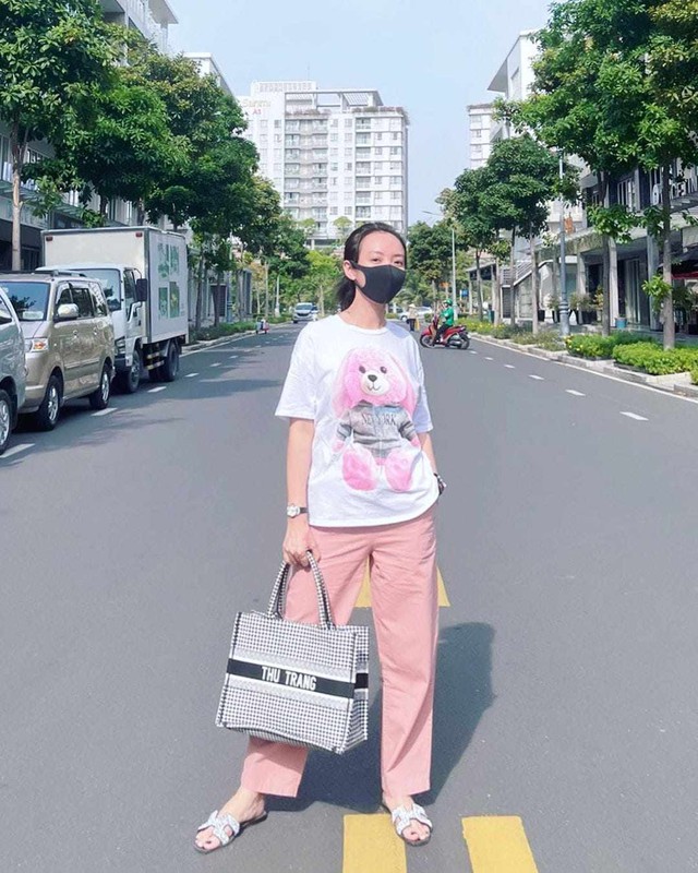 Xách túi nghìn đô ra phố, Thu Trang vẫn ăn mặc giản dị bất ngờ, không quên item hack tuổi - Ảnh 3.