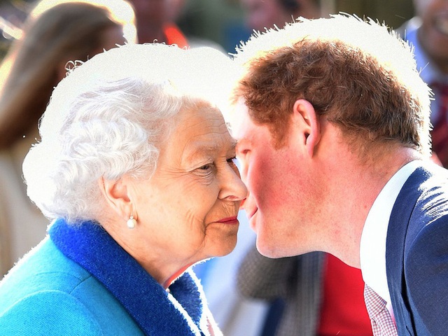 Không phải Meghan Markle, chính Hoàng tử Harry lại khiến Nữ hoàng Anh tổn thương sâu sắc bởi hành động này - Ảnh 2.