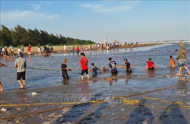 Tìm thấy thi thể cuối cùng trong vụ 3 nữ sinh bị sóng biển cuốn mất tích tại Nam Định - Ảnh 2.