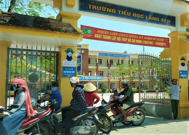 Nam sinh lớp 3 bị phụ huynh bạn học tát vào mặt - Ảnh 1.