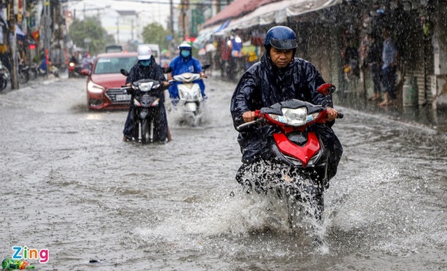 TP.HCM đón trận mưa lớn đầu mùa - Ảnh 1.