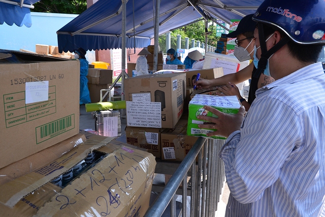 Nhân viên y tế bệnh viện K - Tân Triều hối hả vận chuyển đồ tiếp tế, hàng từ thiện dưới cái nóng oi bức gần 40 độ C - Ảnh 4.