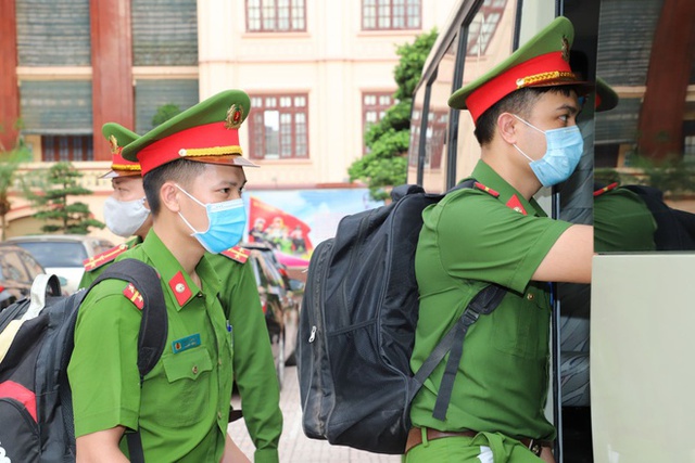 CSGT Bắc Giang đứng nghiêm chào đoàn chi viện chống dịch từ Quảng Ninh - Ảnh 3.