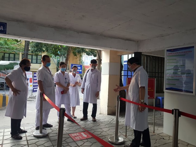 Bệnh viện Phổi Trung ương hạn chế tiếp nhận bệnh nhân tới khám, chữa bệnh  - Ảnh 4.