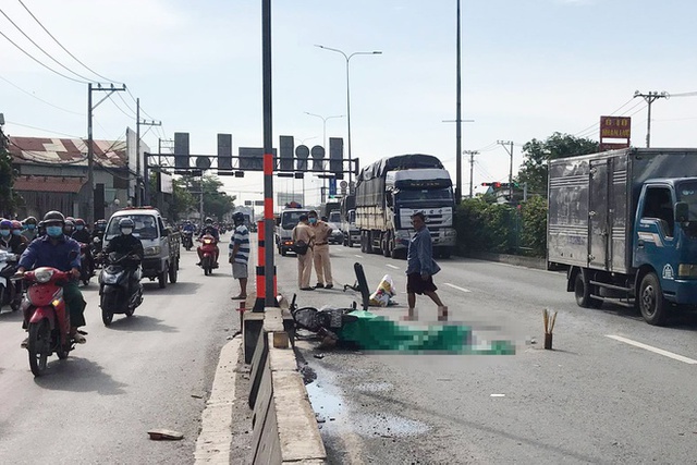 Văng vào làn ôtô sau tai nạn ở TP.HCM, nam thanh niên tử vong - Ảnh 1.