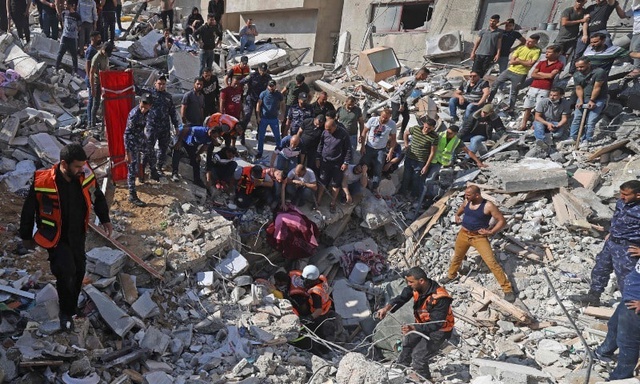 17 người cùng một gia đình chết trong ngày đẫm máu nhất ở Gaza - Ảnh 2.