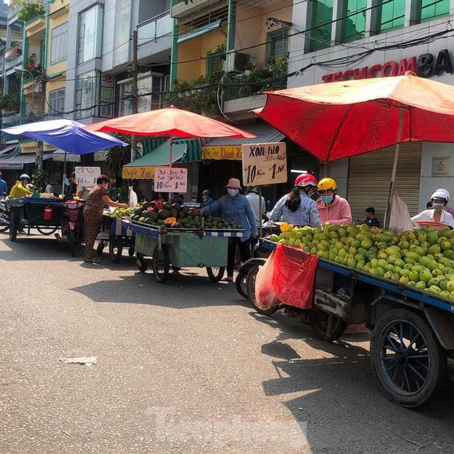 Trái cây đầu mùa giá rẻ chưa từng thấy - Ảnh 9.