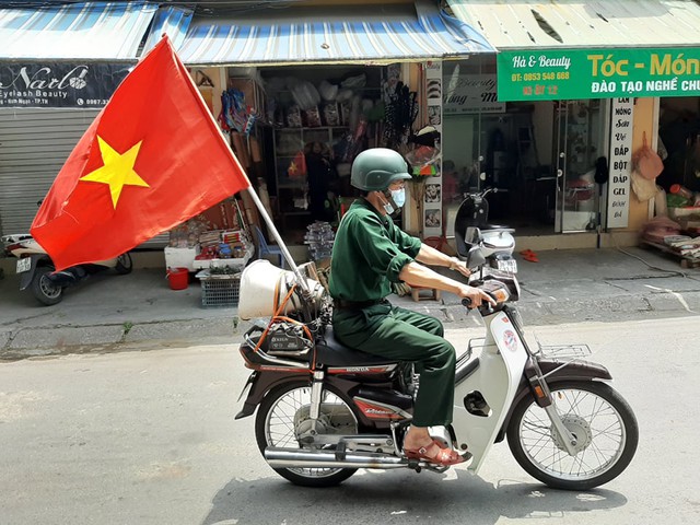 Thanh Hóa: Cựu chiến binh già đi khắp các tuyến phố tuyên truyền về phòng chống dịch và bầu cử - Ảnh 3.