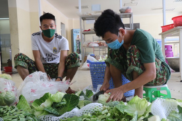 Cận cảnh bên trong bếp ăn quân đội phục vụ hàng trăm công dân ở khu cách ly ở Huế - Ảnh 11.
