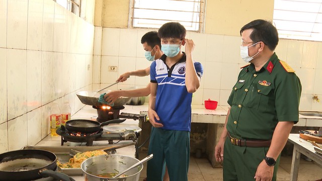 Cận cảnh bên trong bếp ăn quân đội phục vụ hàng trăm công dân ở khu cách ly ở Huế - Ảnh 14.