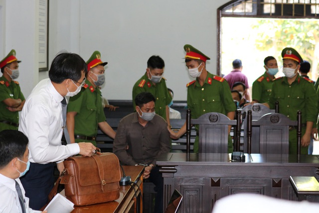 Diễn biến mới bất ngờ trong phi&ecirc;n t&ograve;a x&eacute;t xử cựu b&iacute; thư x&atilde; giết người, đốt x&aacute;c  - Ảnh 3.