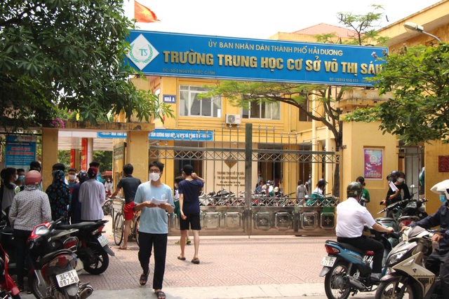 1 học sinh dương tính, cả nghìn thầy trò ở Hải Dương phải lấy mẫu xét nghiệm COVID-19 - Ảnh 5.