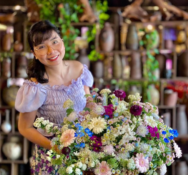 Mẹ đảm Quảng Ninh trổ tài cắm 10 loài hoa hồng ngoại, bình nào cũng lạ mắt đẹp như tranh vẽ - Ảnh 1.