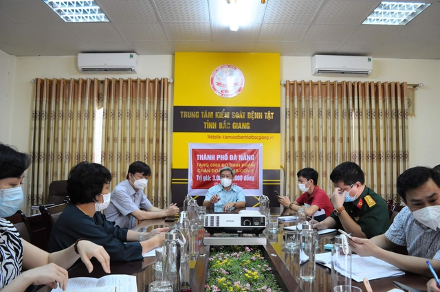 Thứ trưởng Bộ Y tế: Bắc Giang cần triển khai đồng bộ nhiều biện pháp để kiểm soát dịch bệnh - Ảnh 4.