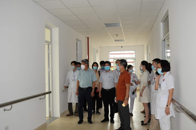 Thứ trưởng Bộ Y tế: Bắc Giang cần triển khai đồng bộ nhiều biện pháp để kiểm soát dịch bệnh - Ảnh 3.
