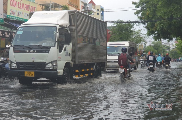 Mưa lớn suốt một giờ, đường Sài Gòn lênh láng nước đen - Ảnh 1.