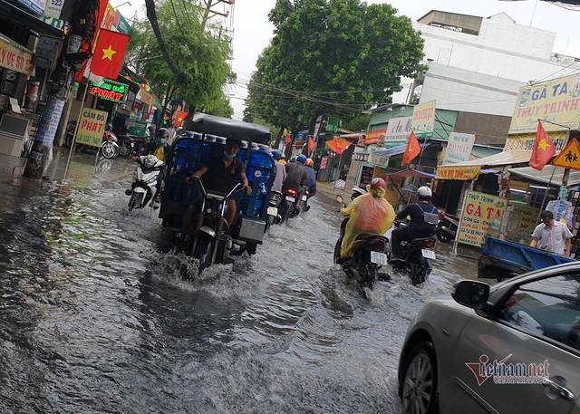 Mưa lớn suốt một giờ, đường Sài Gòn lênh láng nước đen - Ảnh 2.