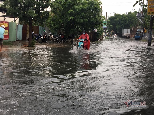 Mưa lớn suốt một giờ, đường Sài Gòn lênh láng nước đen - Ảnh 12.