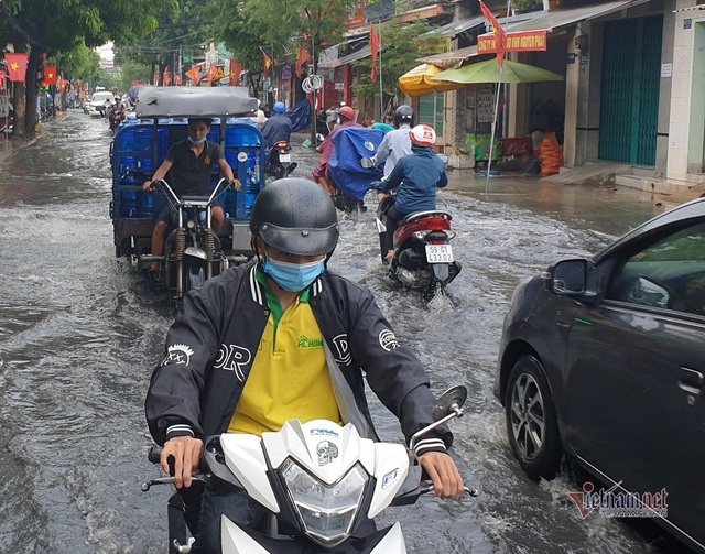 Mưa lớn suốt một giờ, đường Sài Gòn lênh láng nước đen - Ảnh 7.