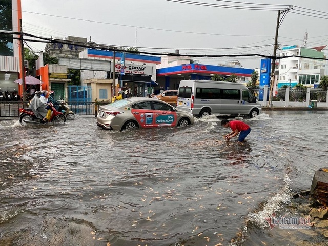 Mưa lớn suốt một giờ, đường Sài Gòn lênh láng nước đen - Ảnh 9.