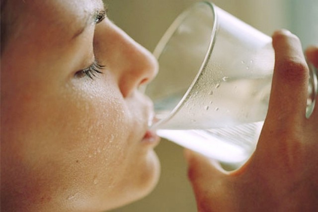 Vừa ngủ dậy buổi sáng đừng bao giờ uống nước lọc theo 2 cách này vì có thể làm hại dạ dày, gây ung thư - Ảnh 1.
