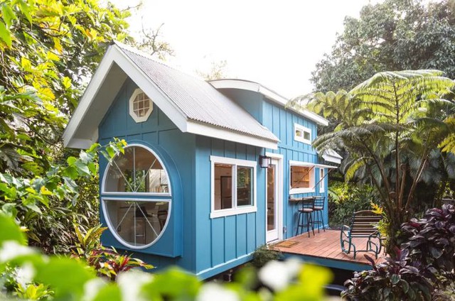 Căn nhà màu xanh siêu nhỏ ẩn chứa cả thế giới bên trong - Ảnh 1.