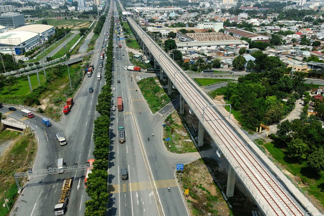 Ngắm tuyến metro đầu tiên của TPHCM sau gần 10 năm chờ đợi - Ảnh 1.