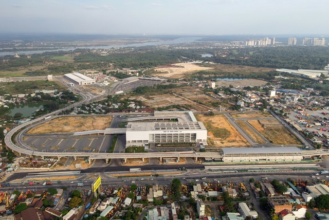 Ngắm tuyến metro đầu tiên của TPHCM sau gần 10 năm chờ đợi - Ảnh 2.