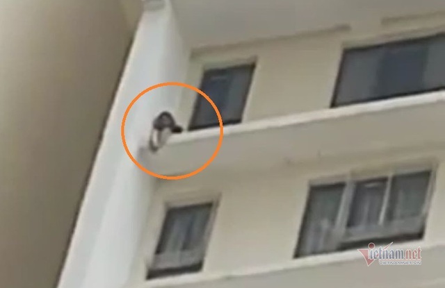 Giải cứu cô gái leo ra lan can định nhảy từ tầng cao chung cư tự tử - Ảnh 1.
