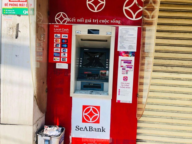 Người đàn ông nghi ngáo đá đập phá hàng loạt trụ ATM ở Bình Dương - Ảnh 2.