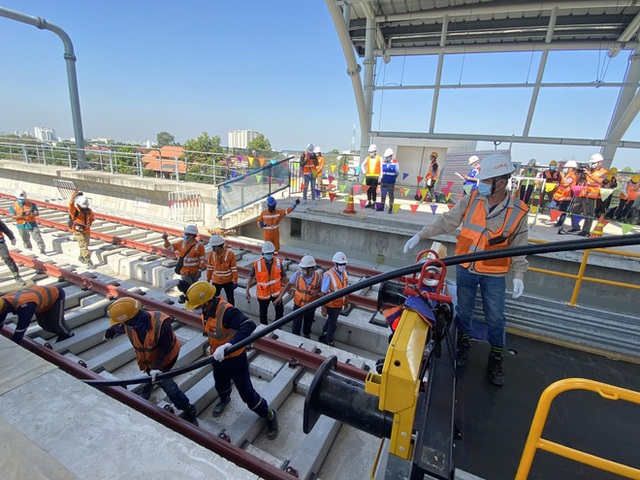 Ngắm tuyến metro đầu tiên của TPHCM sau gần 10 năm chờ đợi - Ảnh 18.