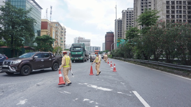 Lo ùn tắc sau kỳ nghỉ lễ 30/4, CSGT bố trí xe cứu hộ sẵn sàng ứng phó - Ảnh 4.